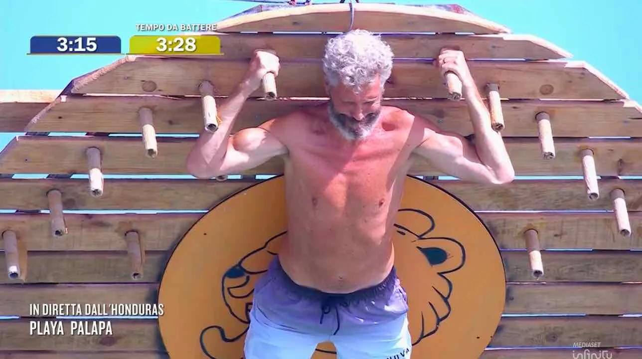 Omar Fantini conquista L’Isola dei Famosi superando il record dell’Uomo Vitruviano ma è a rischio televoto!