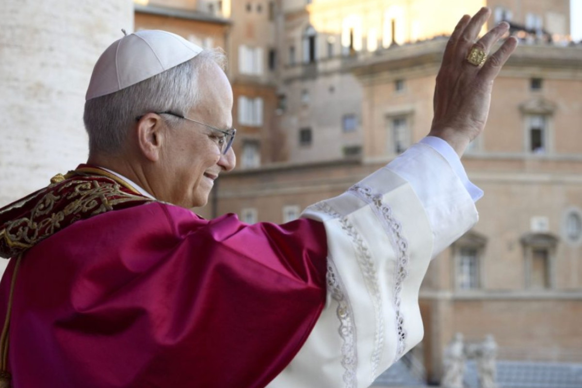 Papa Leone XIV reintroduce il crocifisso centrale in San Pietro: un ritorno al simbolo tradizionale che fa discutere