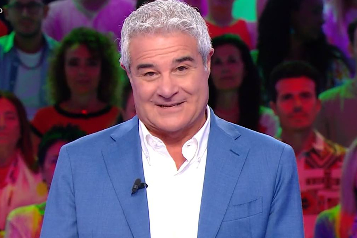 Pino Insegno torna in TV con Reazione a Catena e annuncia un nuovo show comico su Rai Due – Novità imperdibili!