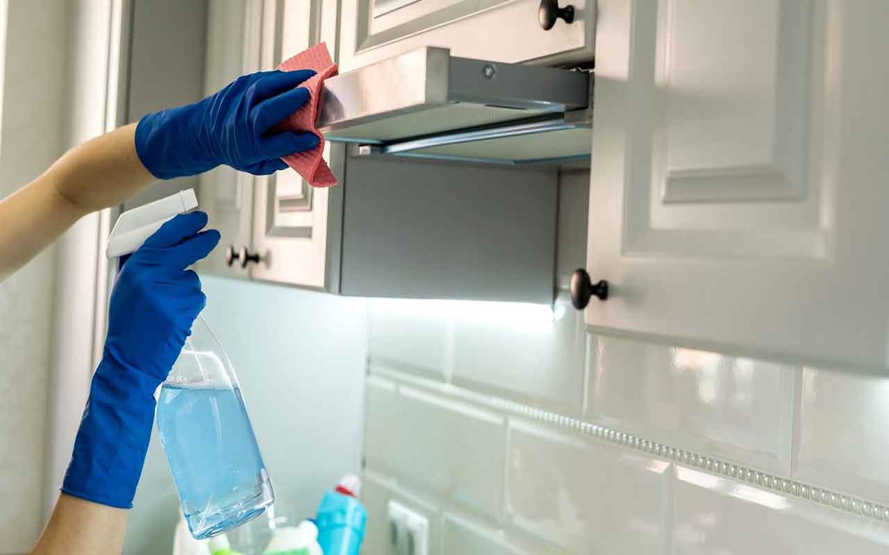 Scopri il metodo infallibile per trasformare la tua cappa della cucina da sporca a splendida in pochi minuti!