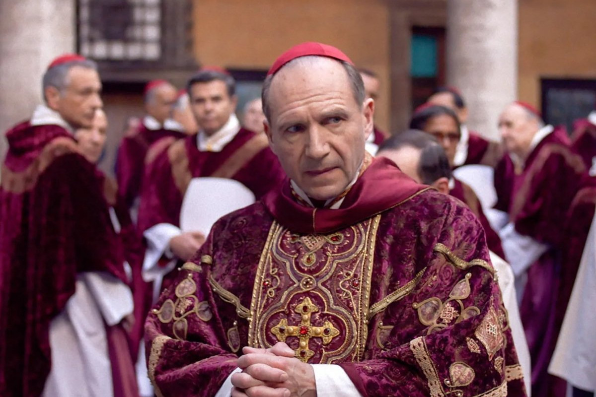 Ralph Fiennes svela il suo incontro con Papa Leone XIV prima del conclave: cosa ha detto davvero?