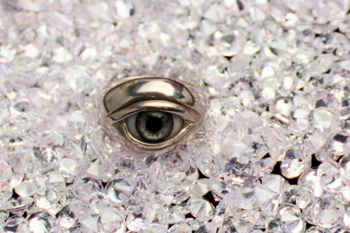 Reflection in a dead diamond: un thriller di spionaggio e horror svela segreti inquietanti sulla costa azzurra