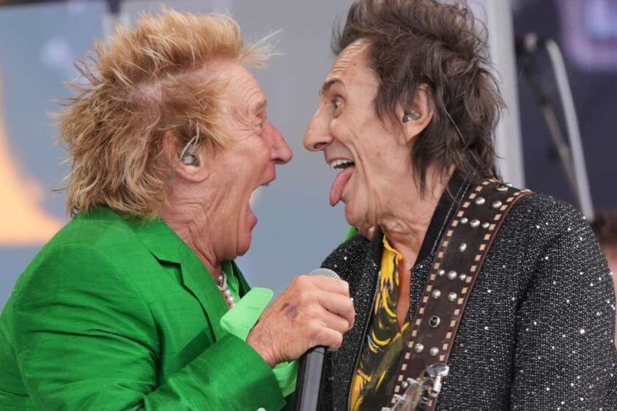 Rod Stewart infiamma il Pyramid Stage: una festa indimenticabile tra star e successi storici