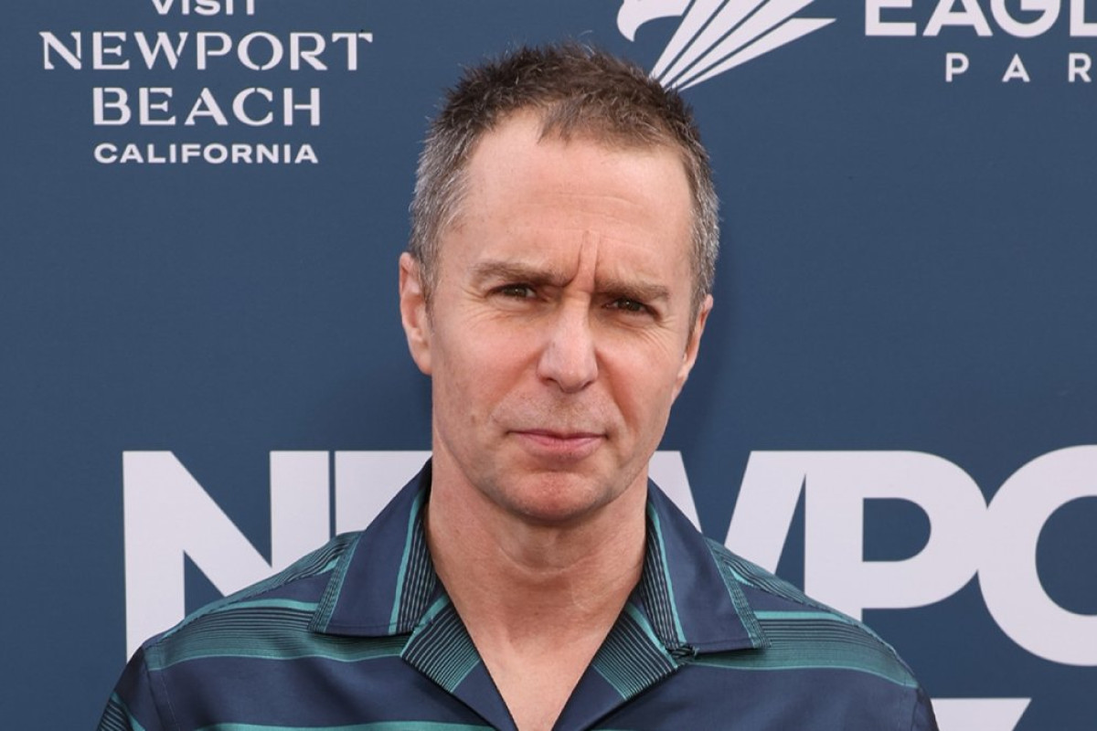 Sam Rockwell svela il mistero di un film degli anni ’80: pagato per recitare senza mai girare una scena!