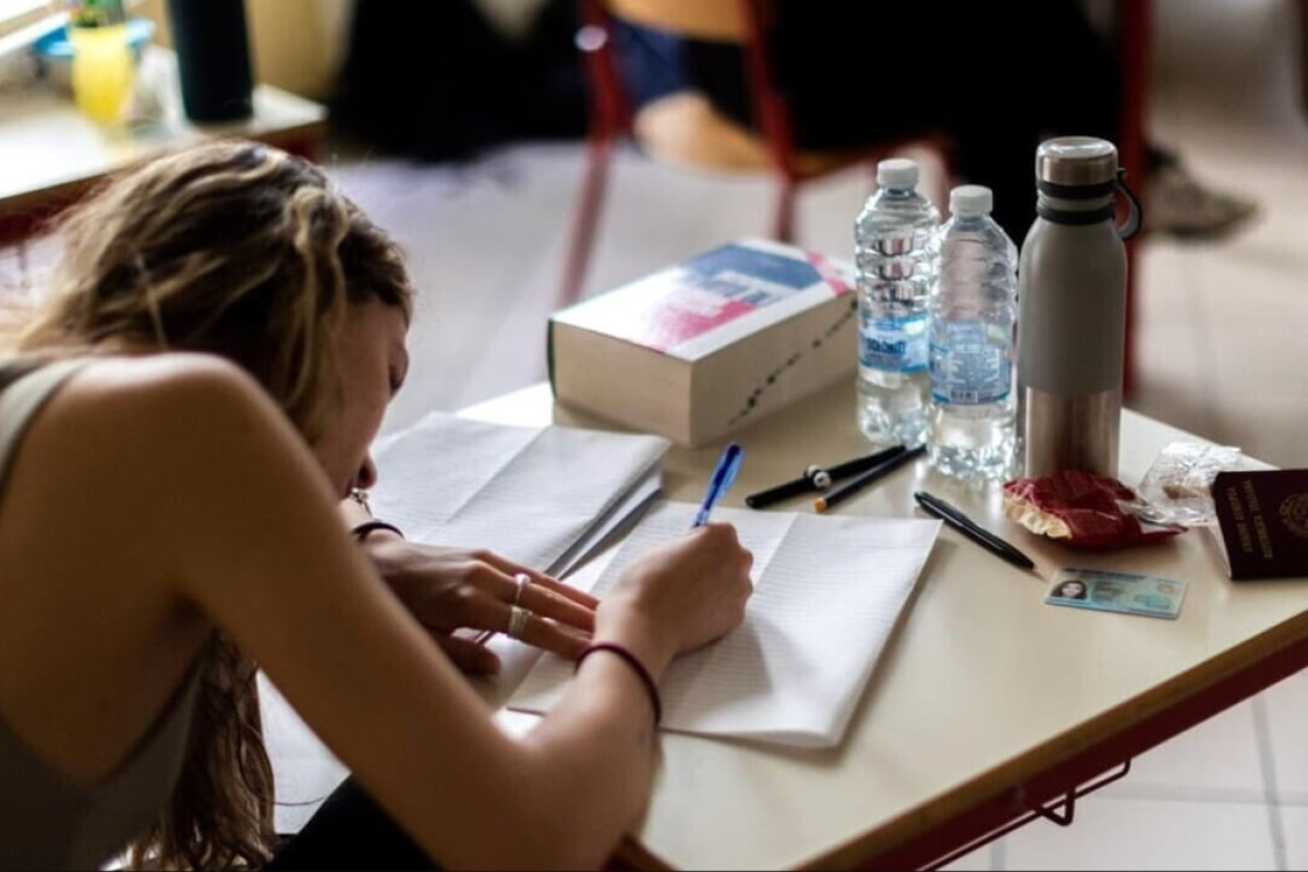 Seconda prova maturità 2025: gli studenti sfidano tracce di latino e matematica per un futuro incerto