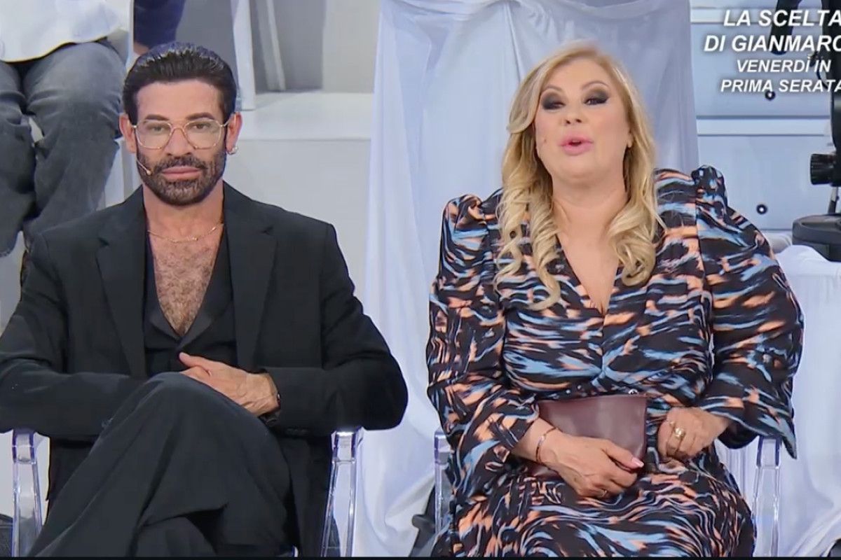 Coppia in crisi: lui chatta segretamente con altre donne sui social senza dirlo a lei