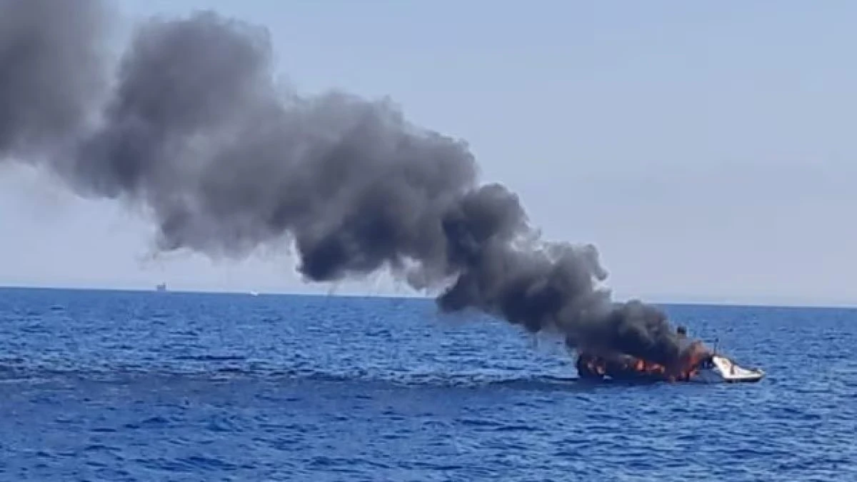 Uomo intrappolato in un incendio su barca all’alba: il drammatico salvataggio sulle coste italiane