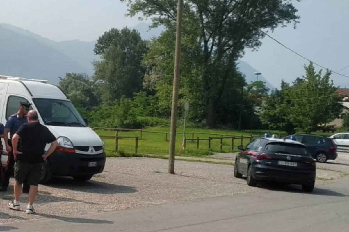 Uomo trovato morto vicino a un lago in Provincia di Bergamo: mistero dopo una giornata di pesca solitaria