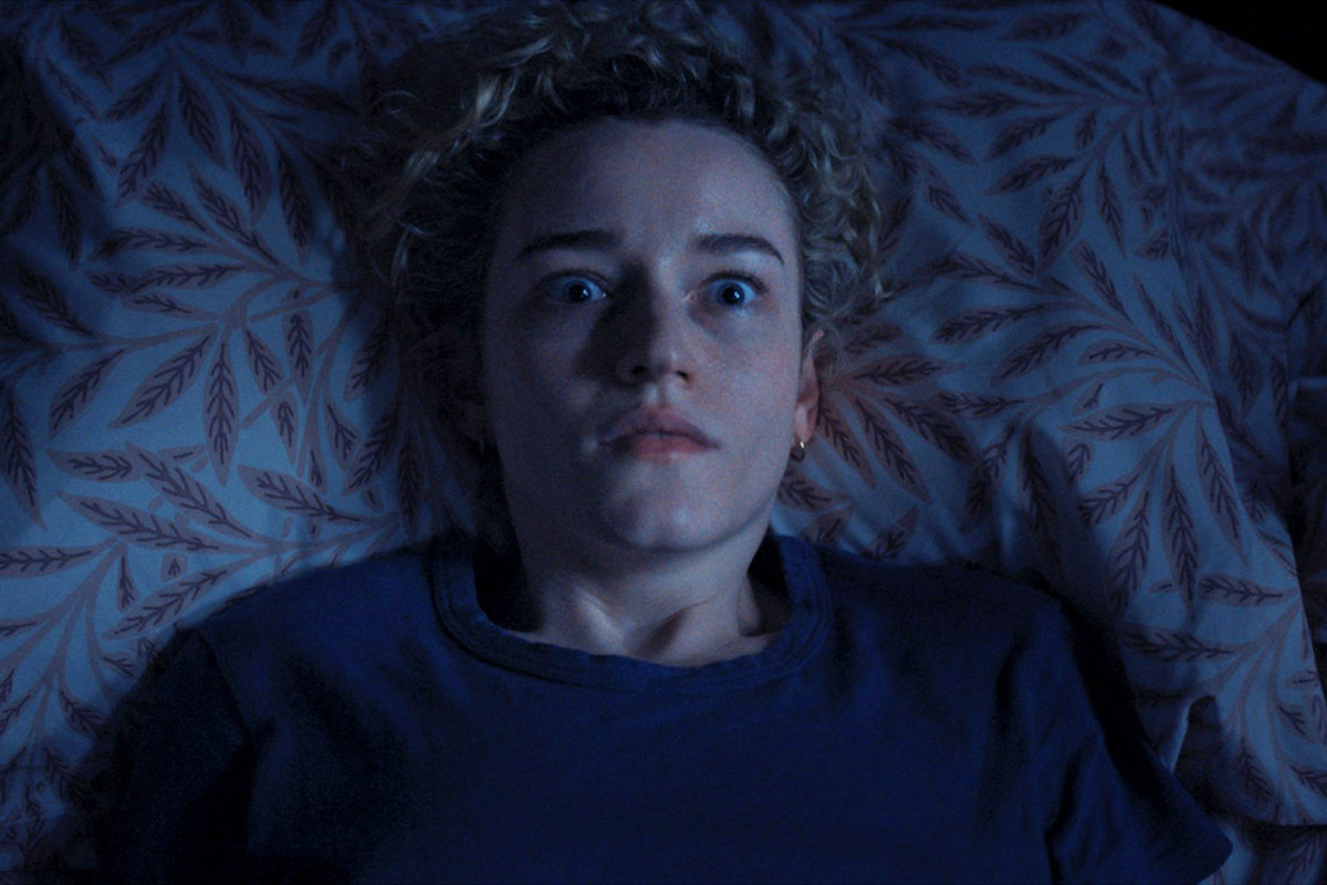Weapons: il film di Zach Cregger con Josh Brolin e Julia Garner promette colpi di scena imperdibili al cinema