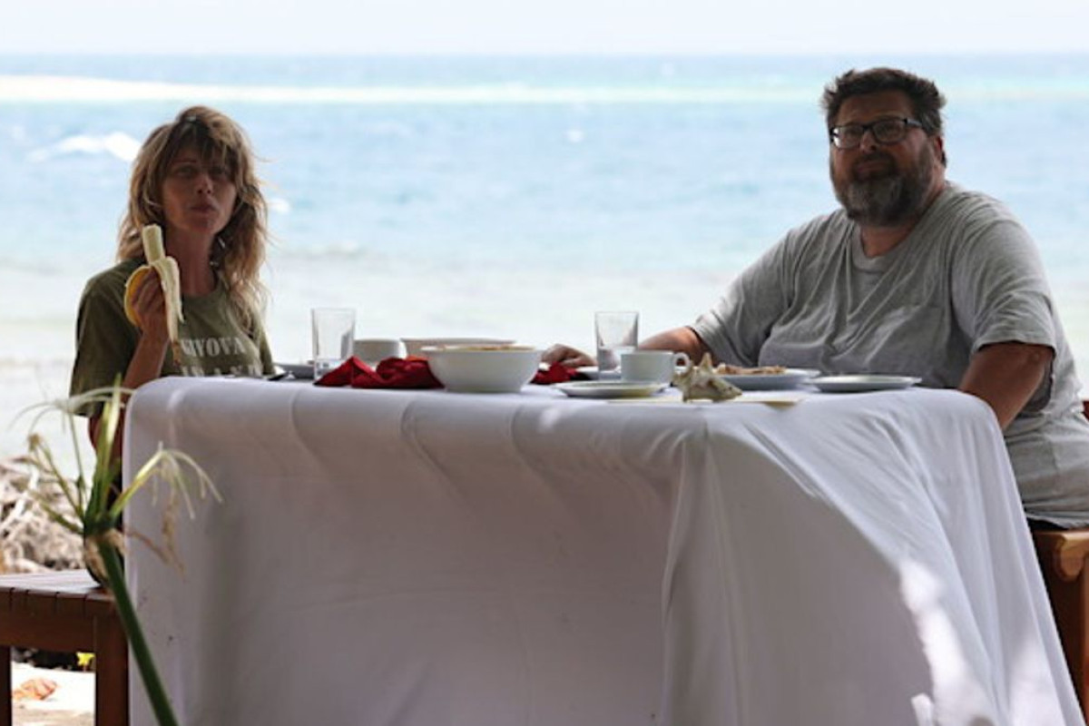 Isola dei Talenti: Mirko e le ragazze si confrontano su pulizie in spiaggia, un dibattito che accende gli animi.