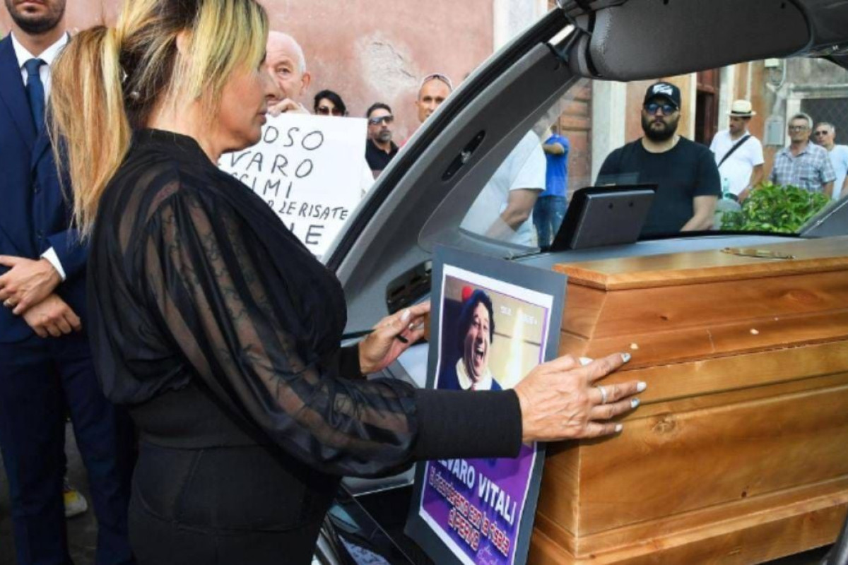 Funerali Alvaro Vitali: una chiesa semivuota per l’ultima commossa saluto al simbolo della commedia italiana