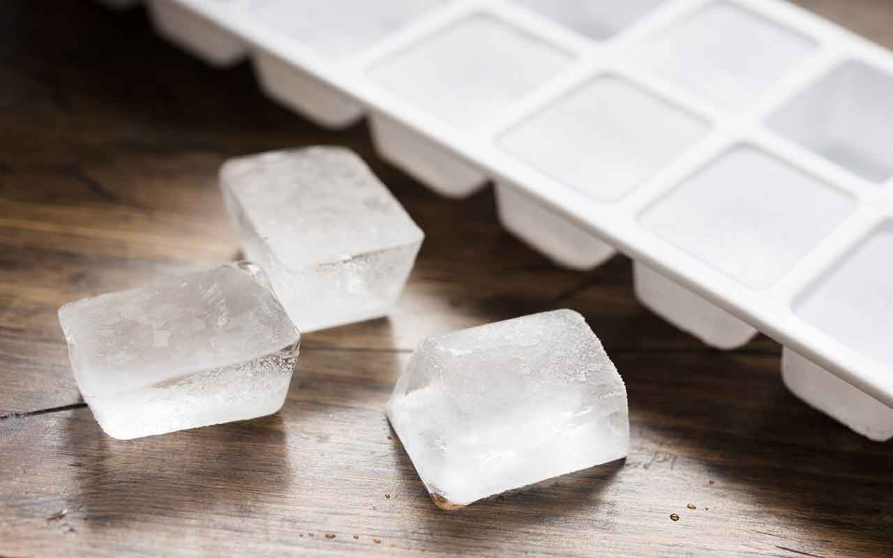 Scopri cosa succede se lasci un cubetto di ghiaccio in freezer tutta la notte: il risultato ti sorprenderà!