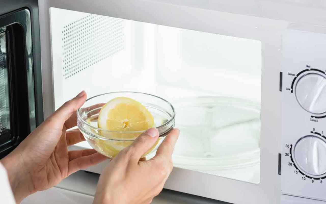 Scopri il trucco sorprendente: ecco perché dovresti mettere un limone nel microonde!