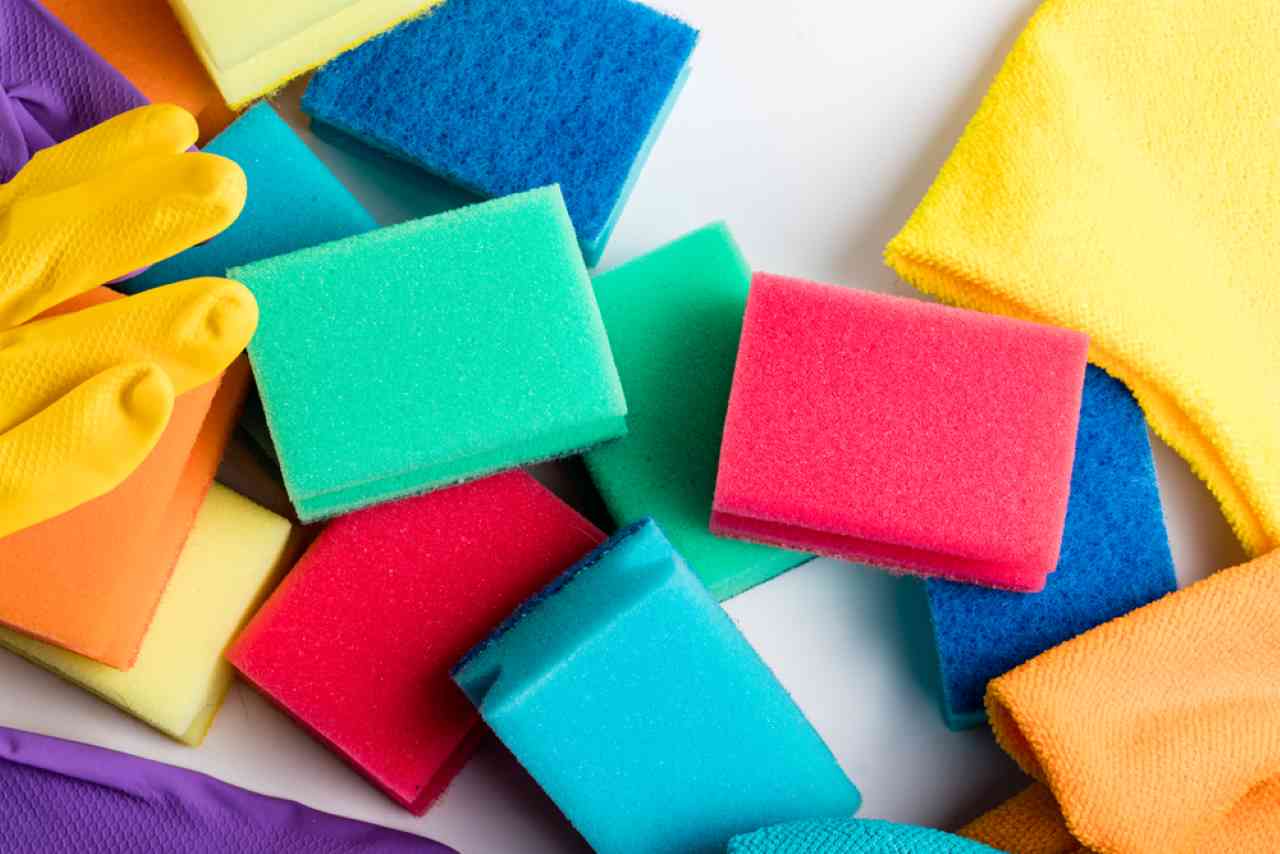 Scopri il trucco sorprendente che trasforma il tuo bucato: perché aggiungere una spugnetta nella lavatrice cambierà tutto!