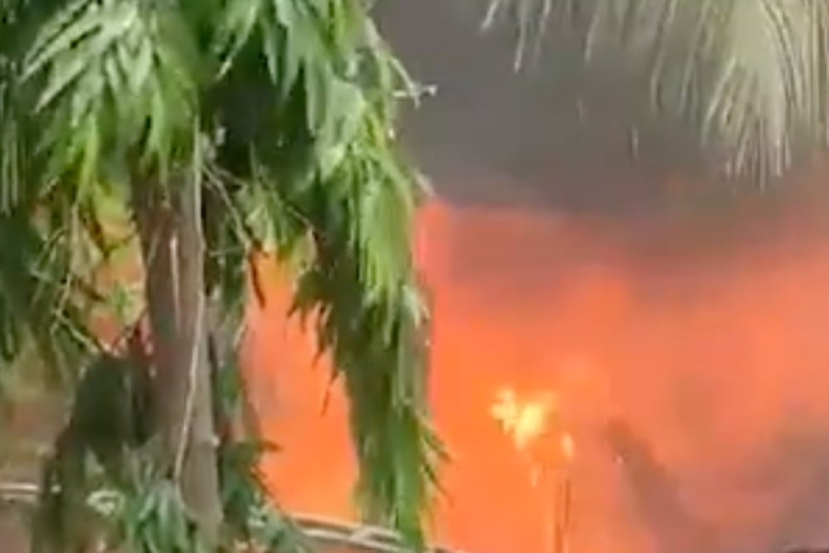 Aereo militare si schianta su scuola a Dhaka: tragedia con un morto e diversi feriti in un incendio devastante