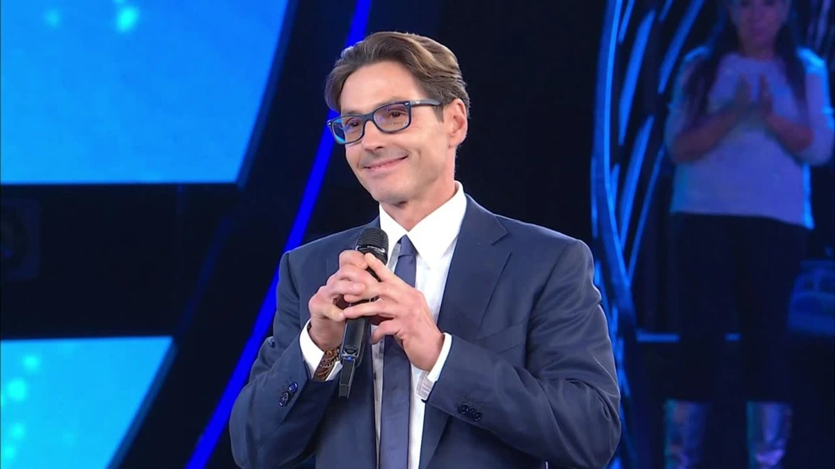 Alessandro Cattelan lascia la RAI: Mediaset prepara un late show per il conduttore nel 2025
