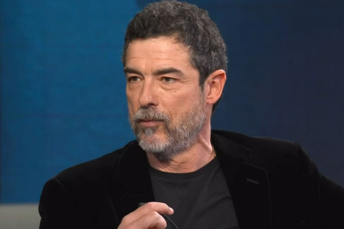 Alessandro Gassmann infiamma Threads: il commento sul look di Tony Effe che ha creato polemiche e dibattiti accesi