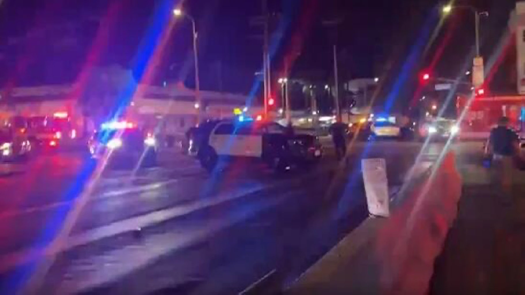 Auto travolge la folla a East Hollywood causando caos e feriti in un incidente notturno a Los Angeles