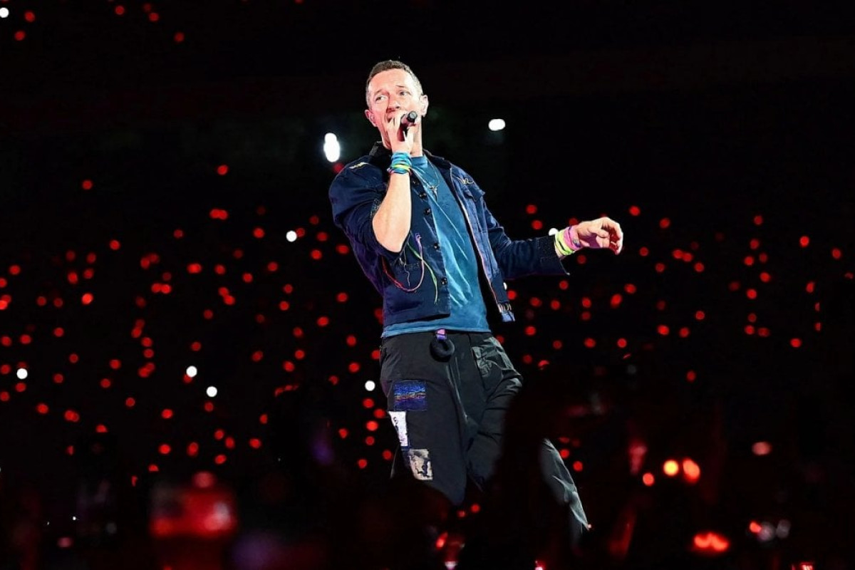 Bacio rubato dalla Kiss Cam al concerto dei Coldplay rivela tradimento tra CEO e responsabile HR di Astronomer