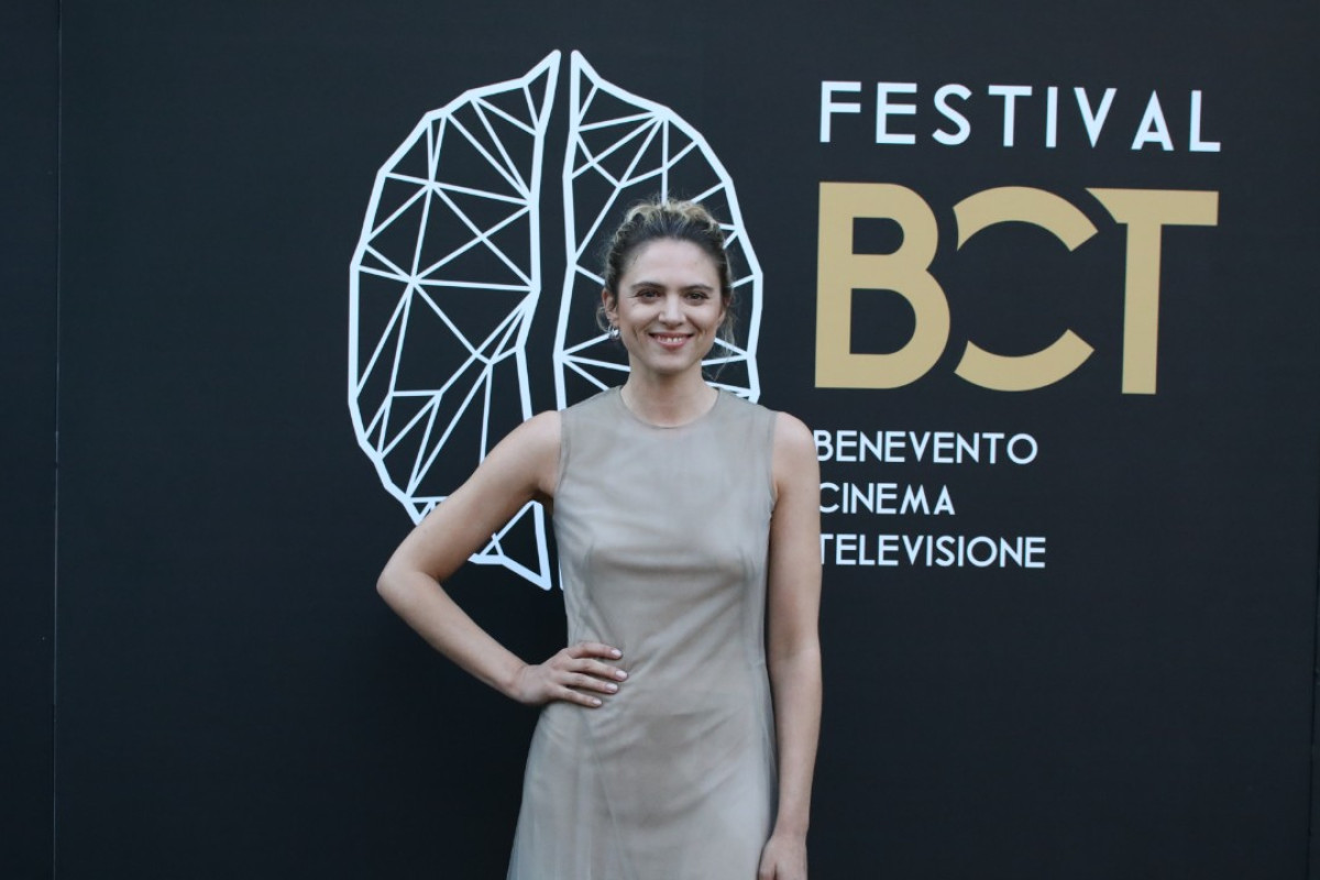 Bake Off Italia 2025: Brenda Lodigiani porta ironia e nuove sfide nel programma cult dei dolci