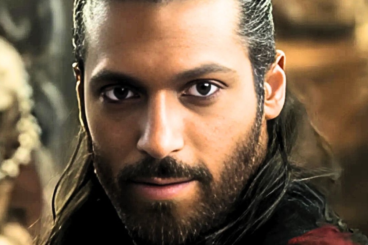 Can Yaman premiato a Rimini sorprende il pubblico con un toccante discorso prima di Sandokan