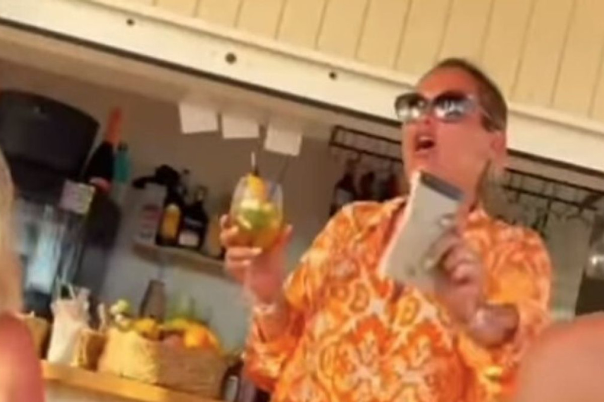 Cecilia Bruganelli celebra lo staff del chiringuito di Formentera: un omaggio indimenticabile tra sole e mare