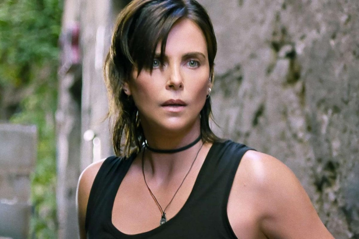 Charlize Theron smaschera il doppio standard femminile nei film d’azione: tra infortuni e sfide senza precedenti