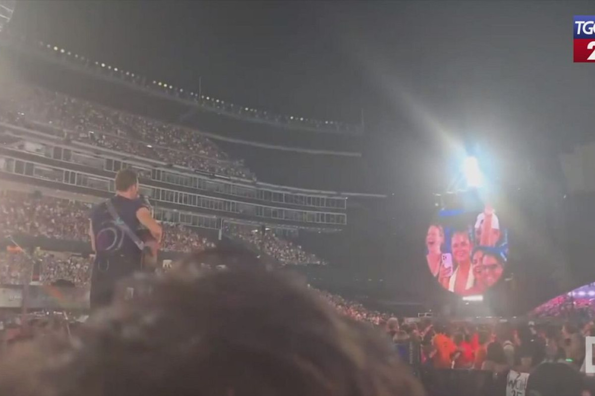 Chris Martin scherza sulla Kiss Cam durante il concerto in Massachusetts con il pubblico in festa