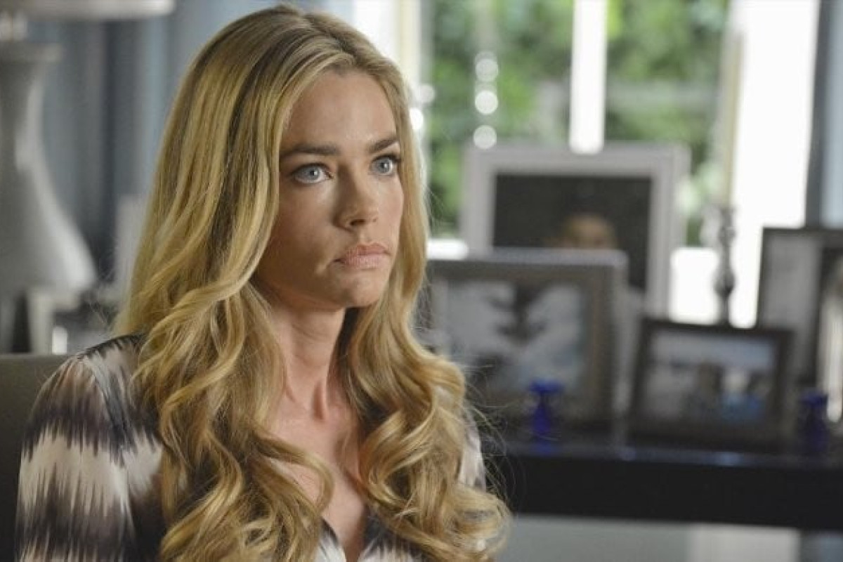 Denise Richards accusa l’ex marito di violenze fisiche e psicologiche durante il matrimonio in California