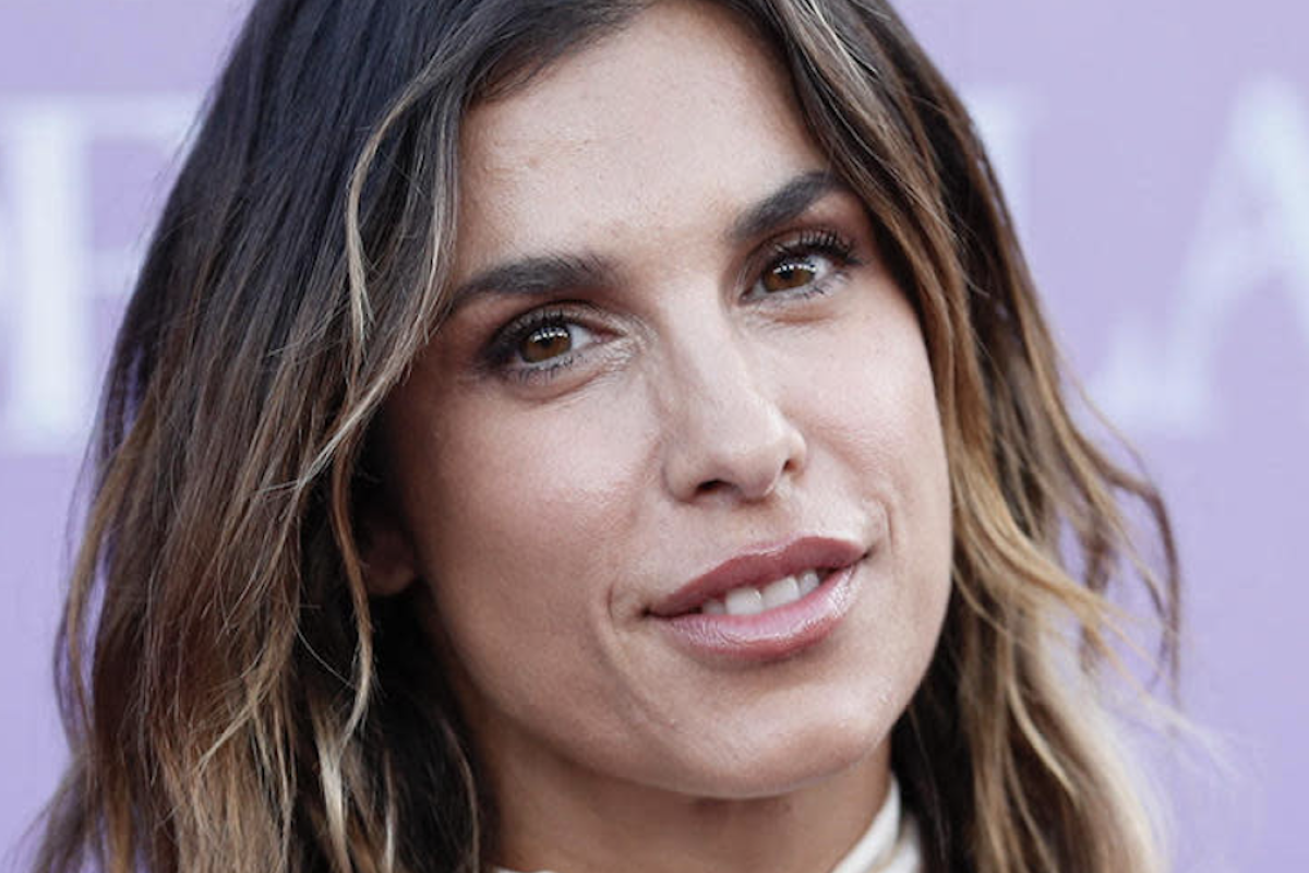 Elisabetta Canalis sfila in mini bikini amaranto ad Alghero: un tuffo nella bellezza del Mediterraneo