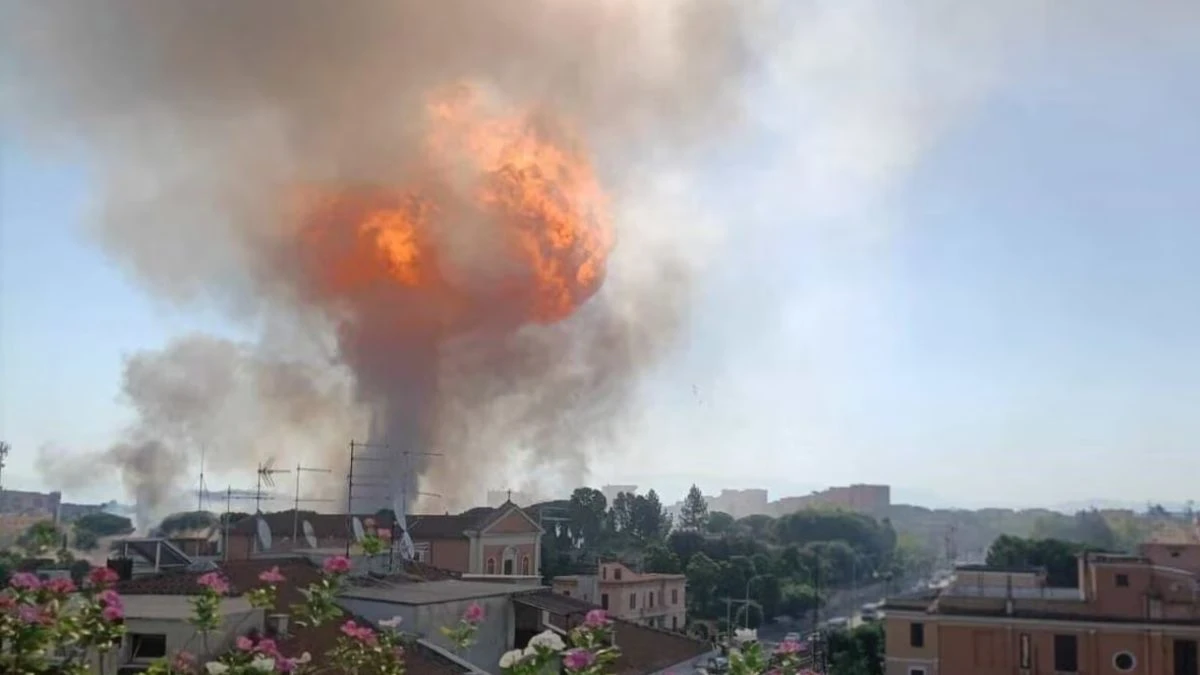 Esplosione in una stazione di servizio a Roma: attimi di paura con fumo nero visibile da lontano