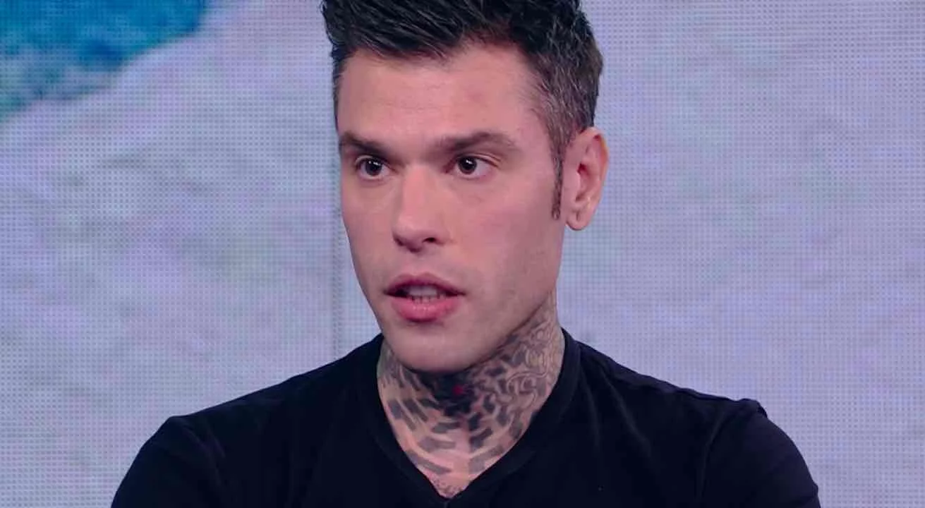 Fedez rivela i momenti più oscuri della sua vita: dal dolore alle polemiche in un libro che sorprende tutti