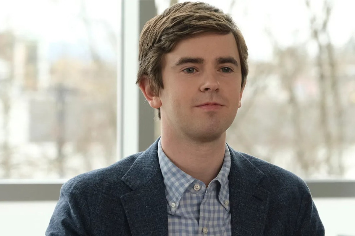 Freddie Highmore nei panni di Edgar Allan Poe: scopri la nuova serie francese ambientata nella Parigi dell’Ottocento