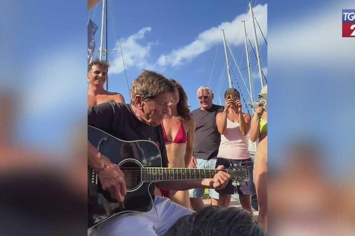 Gianni Morandi incanta i turisti a Ponza: il magico momento di “Uno su mille” sul pontile d’estate