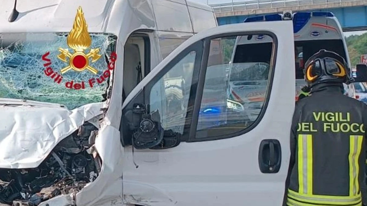 Grave incidente A1 in Toscana: un furgone si schianta contro un mezzo pesante, tragica vittima tra i conducenti
