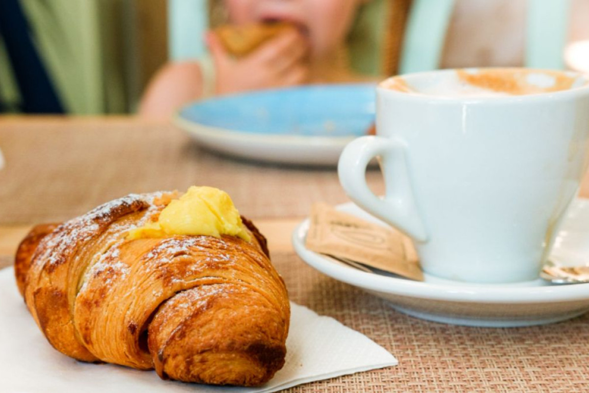 Grave reazione allergica: bambina trasportata in ospedale dopo aver mangiato una brioche al pistacchio al Lido degli Estensi