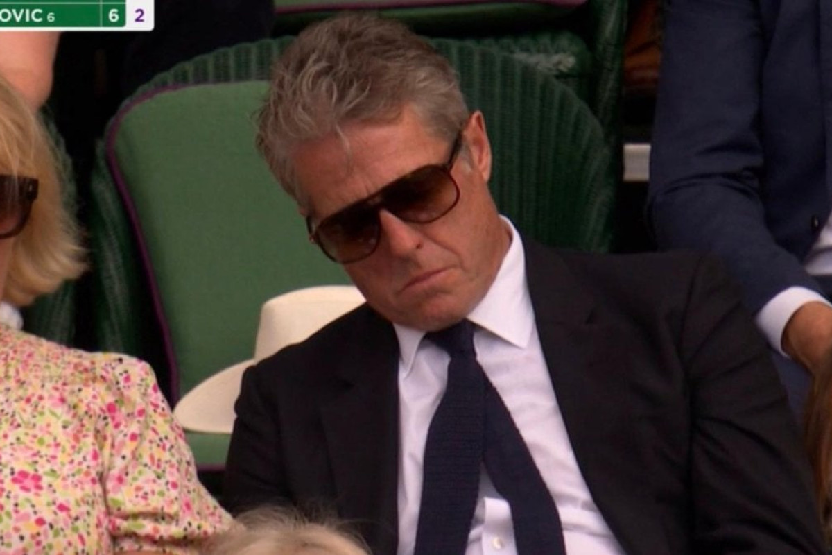 Hugh Grant si addormenta a Wimbledon: il video che ha fatto esplodere i meme sul web