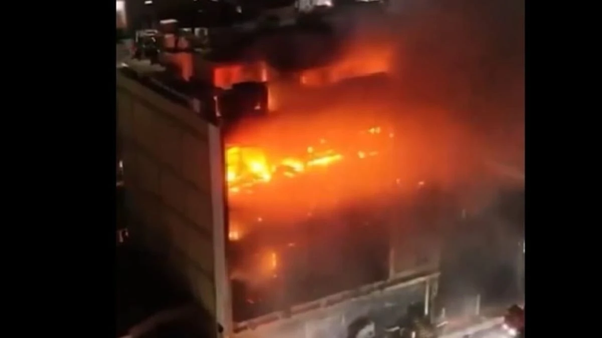 Incendio al Hyper Mall di Kut: la tragedia si abbatte su un nuovo centro commerciale con oltre 50 vittime