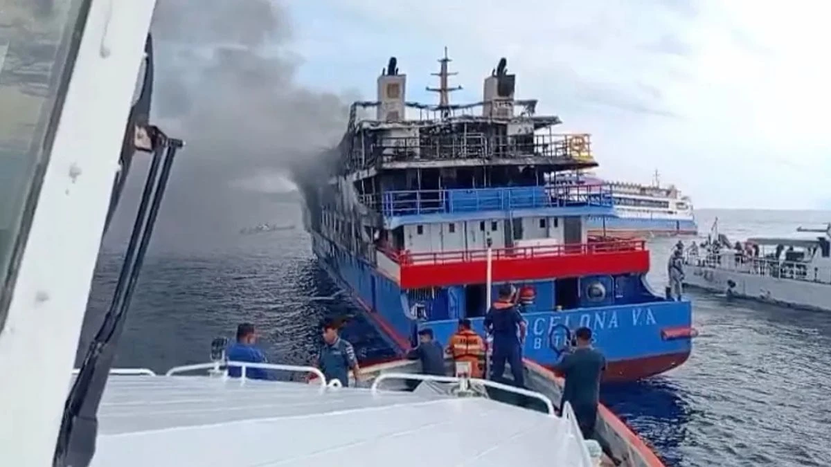 Incendio sul traghetto in Indonesia: passeggeri in fuga tuffandosi in mare per salvarsi da una tragedia imminente