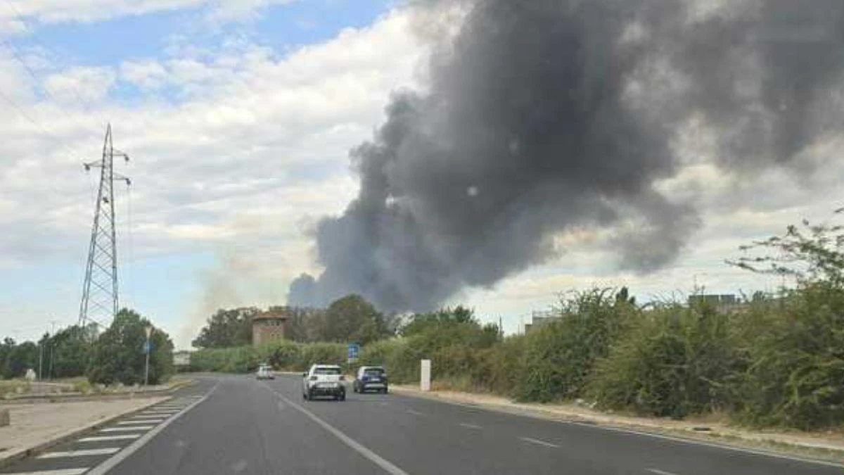 Incendio all’Aeroporto di Fiumicino: Fiamme Devastano un Cantiere Storico della Nave Liburna