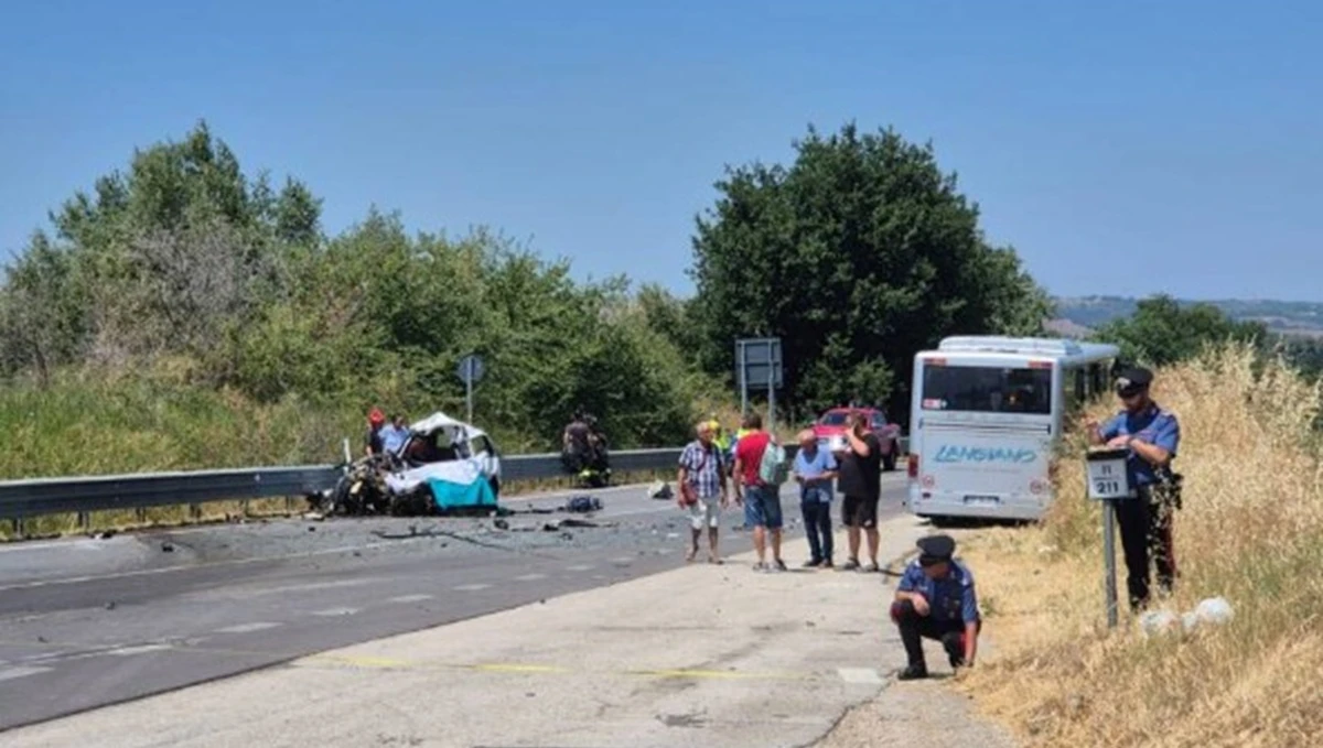 Incidente mortale sulla statale 87: scontro tra auto e autobus carico di passeggeri in provincia di Campobasso