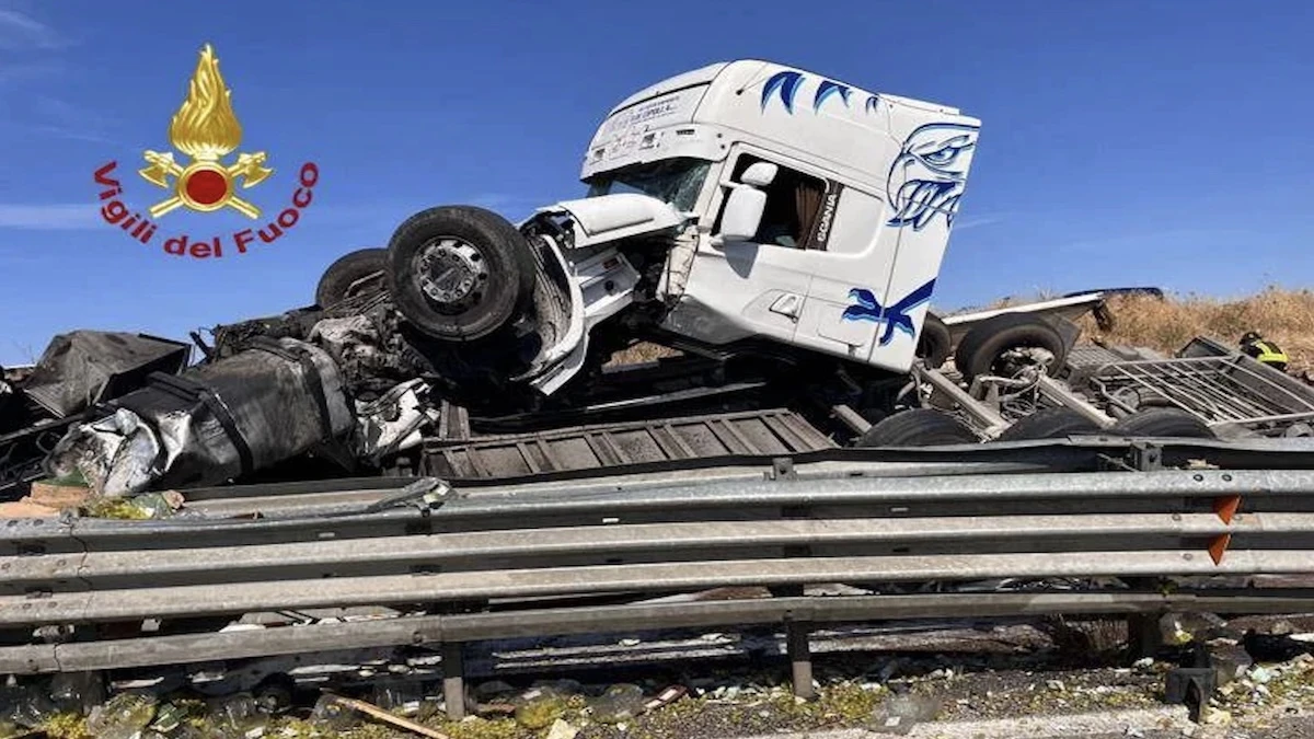Incidente mortale sulla statale 131: tir si ribalta in Sardegna, tragica fine per il conducente al chilometro 150