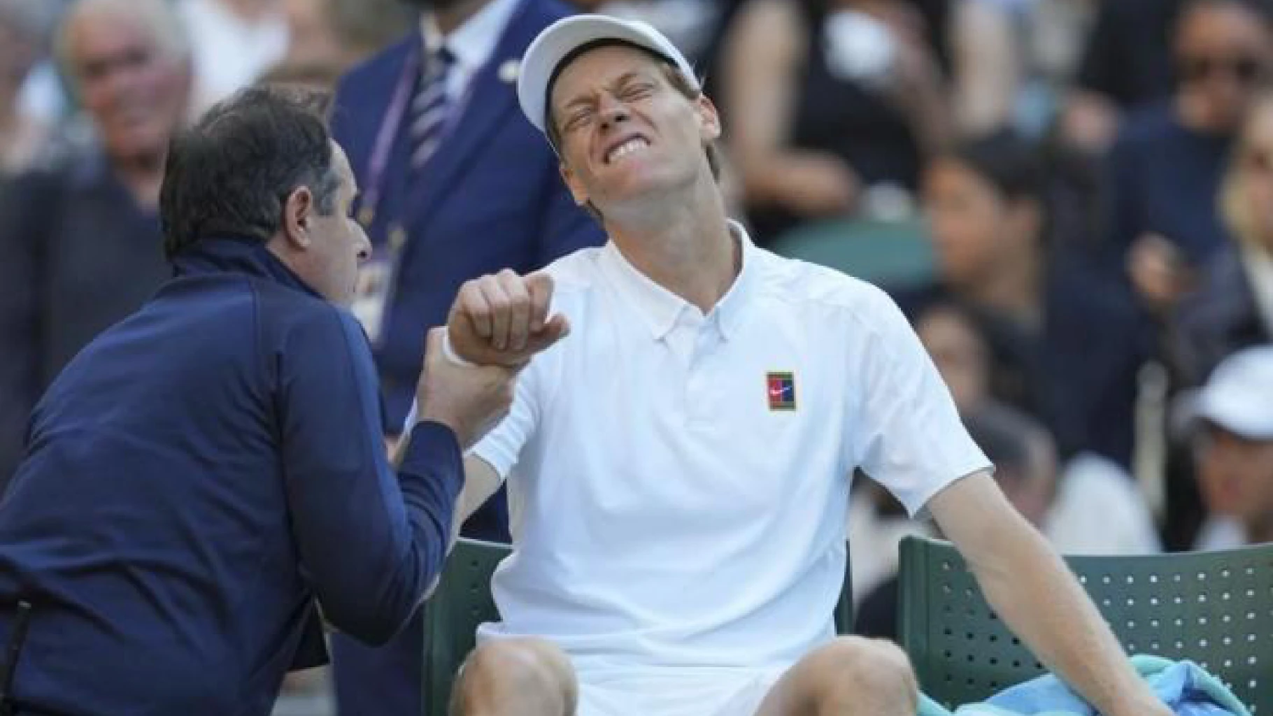 Jannik Sinner pronto a tornare a Wimbledon: il recupero dall’infortunio al gomito destro conquista i fan