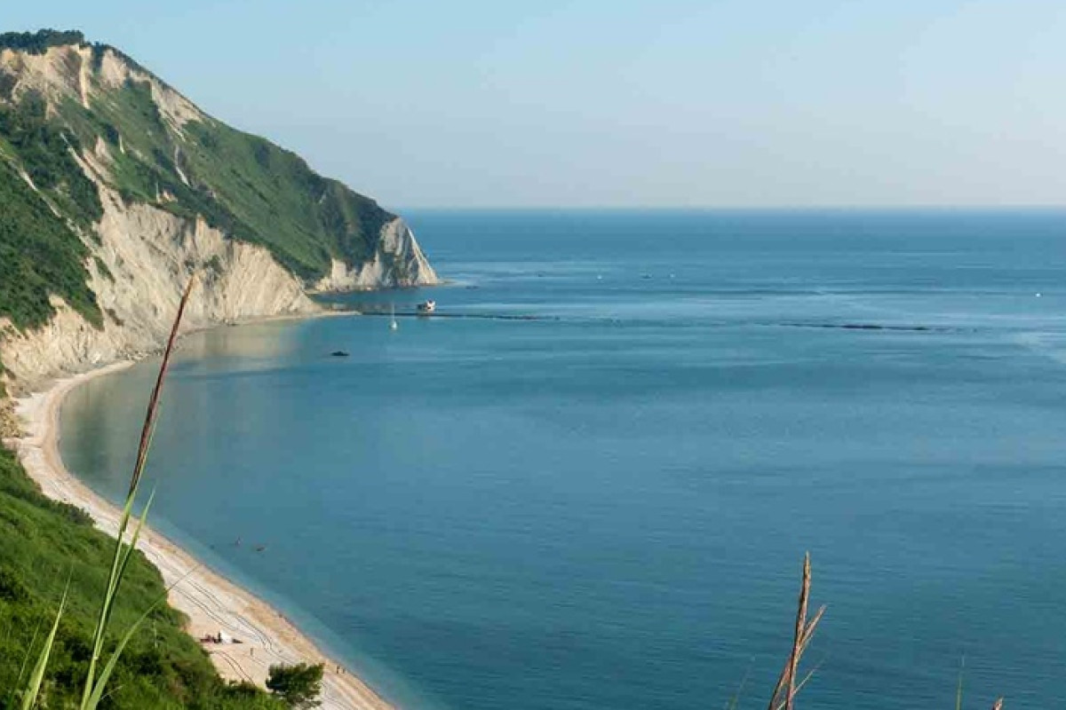 La Baia di Mezzavalle, tesoro segreto di Ancona tra natura e ispirazioni musicali di serie TV