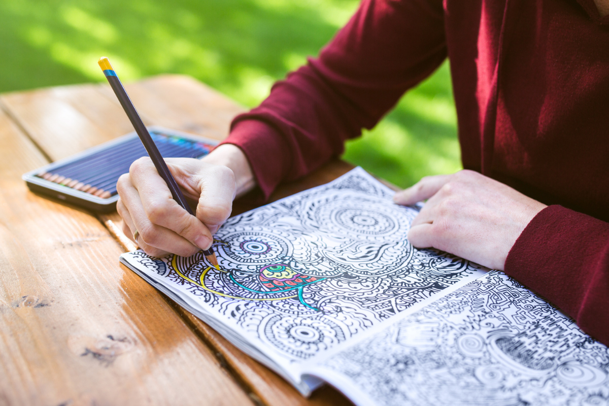 Libri da colorare per adulti: il segreto estivo per alleviare lo stress e ritrovare il benessere mentale