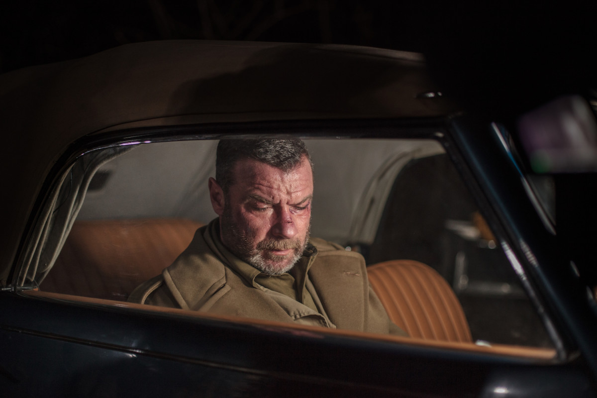 Liev Schreiber come eroe di Hemingway: tra amore e guerra in un’indimenticabile Venezia
