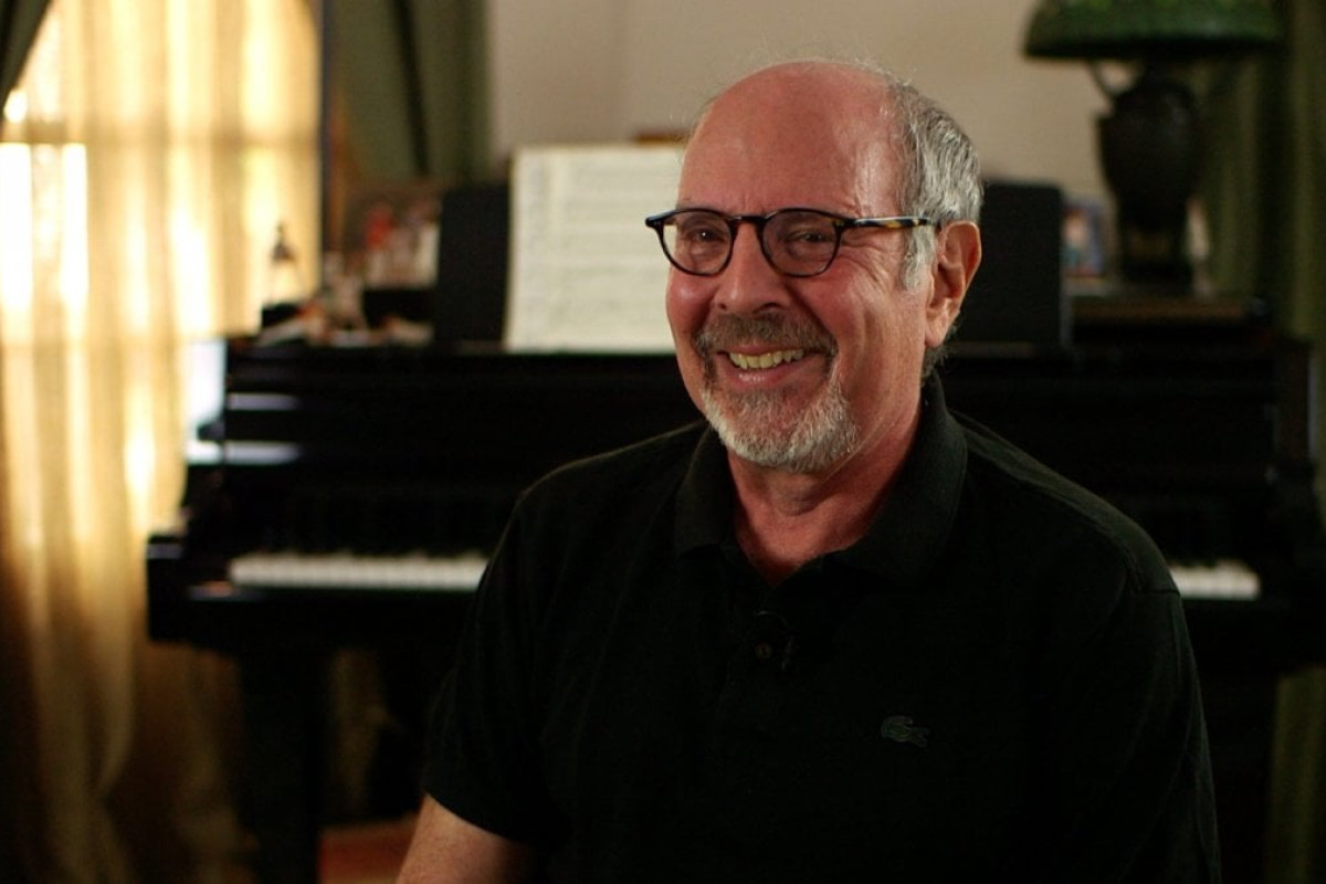 Mark Snow, il genio delle colonne sonore di X-Files e Smallville, ci lascia a 78 anni: un tributo al suo talento.