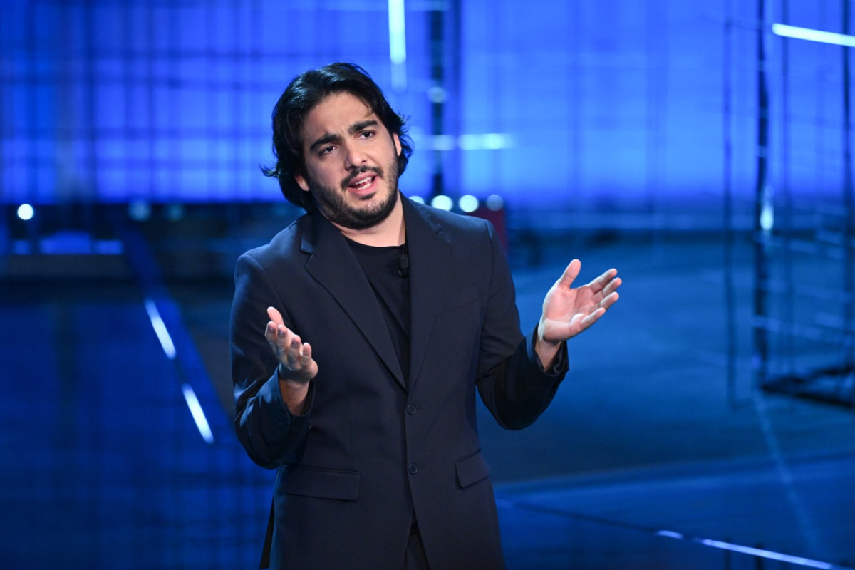 Max Working: Max Angioni mescola comicità e lavoro manuale in un nuovo show imperdibile su Italia 1