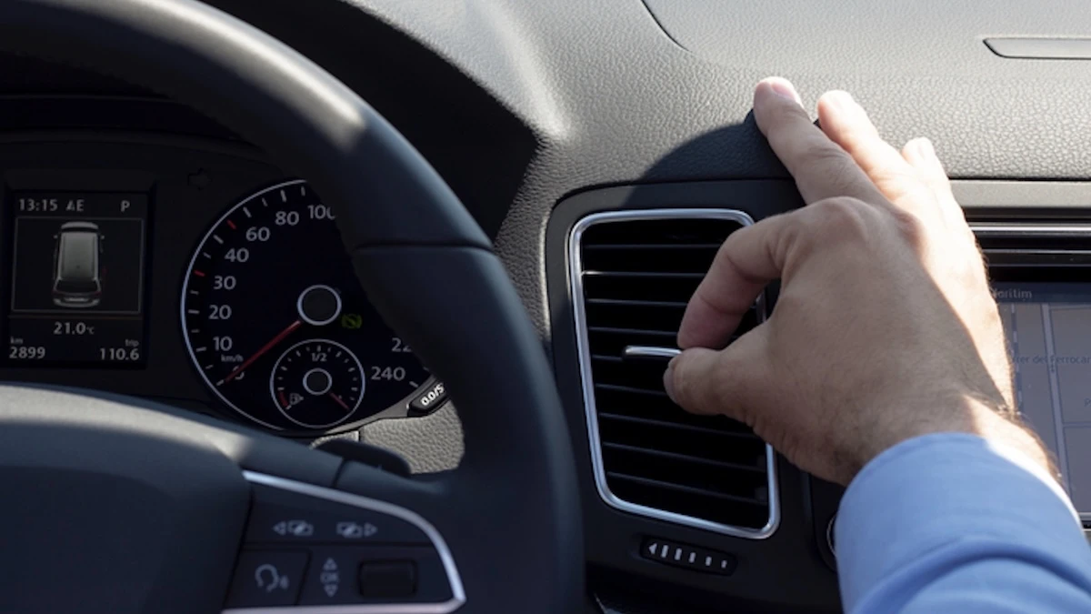 Raffreddare l’auto in estate: il sorprendente metodo giapponese per abbattere il calore senza aria condizionata