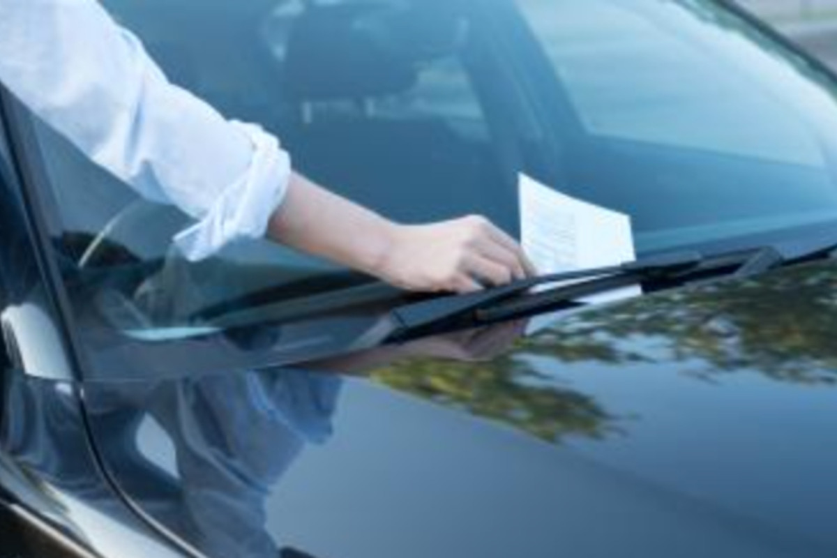 Raid vandalico a Treviso: auto danneggiata e insulti sul parabrezza per un parcheggio oltre i limiti